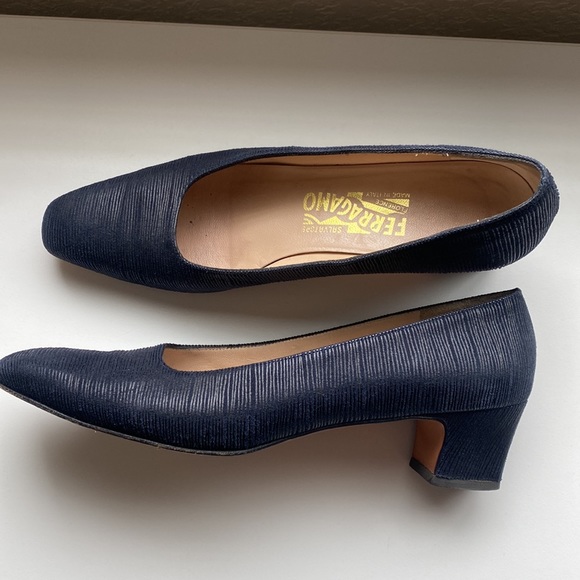 Ladies Ferragamo pumps - Picture 2 of 3